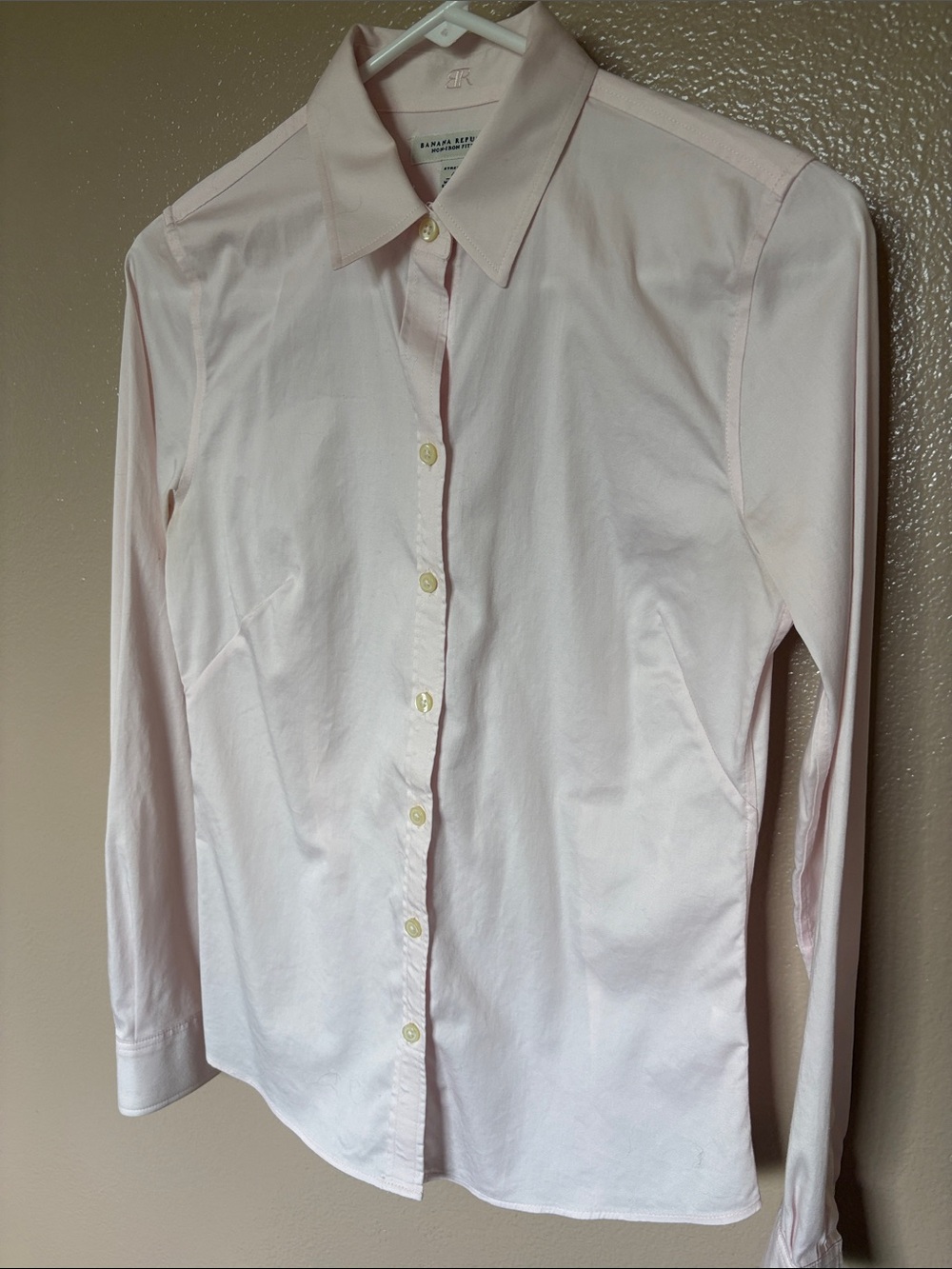 Banana Republic Women’s Button-Down Shirt in Pale Pink - Picture 2 of 5